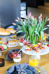 Bröns heima í stofu – beikon- og eggjamuffins, croissant og jógúrtskálar