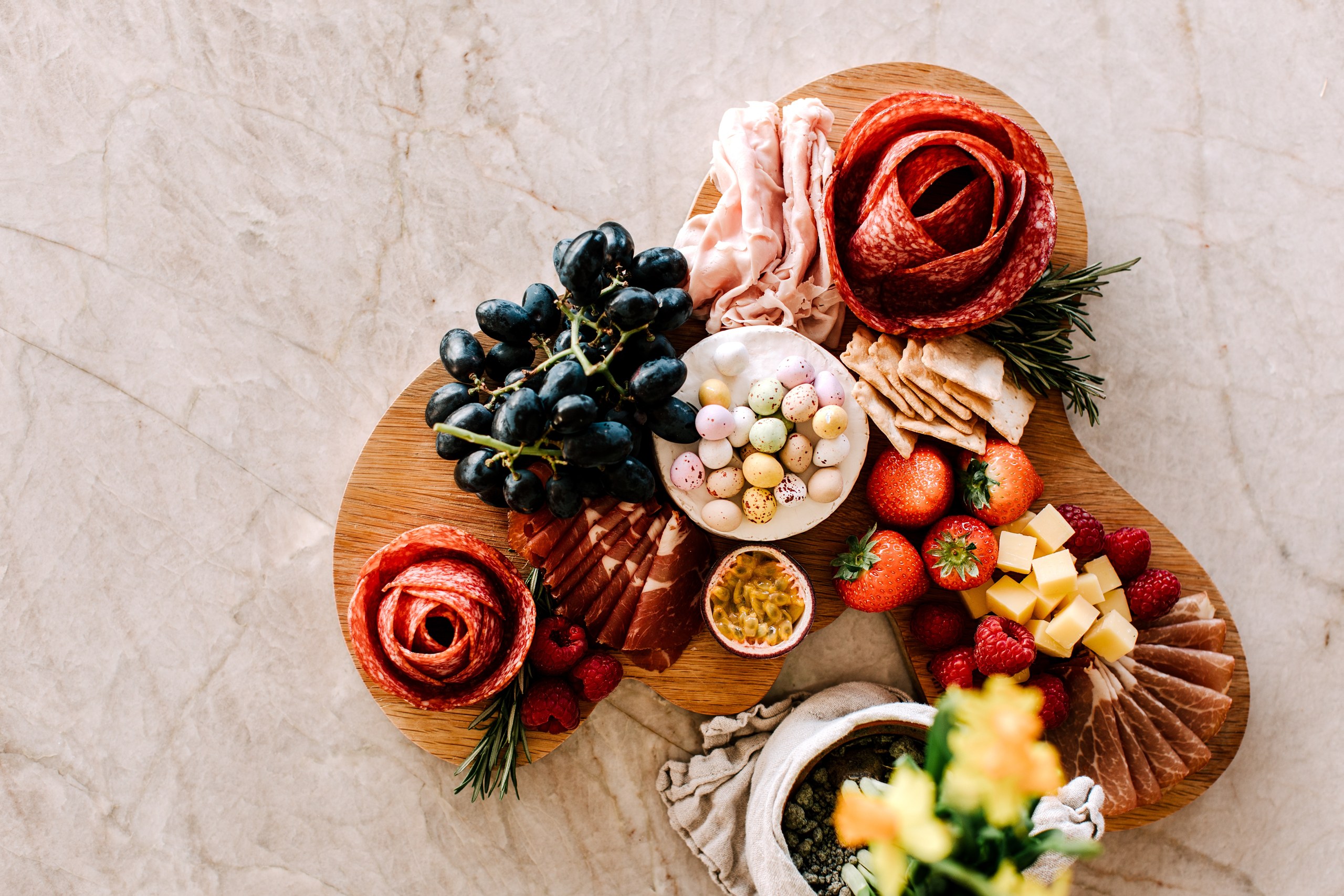 Páskabakki með salamírósum úr Ali salami, Ali silkiskorinni skinku, Ali Rioja hráskinku, camembert osti, berjum og litlum páskaeggjum
