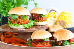 Litlir pulled pork borgarar með beikoni, tómat og kóríander, bornir fram með maís og sætkartöflufrönskum