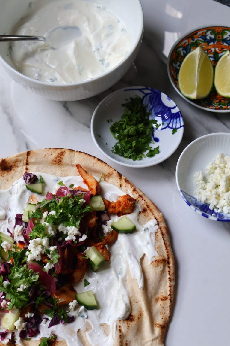 Flatbrauð með tandoori-kjúklingi og jógúrtsósu