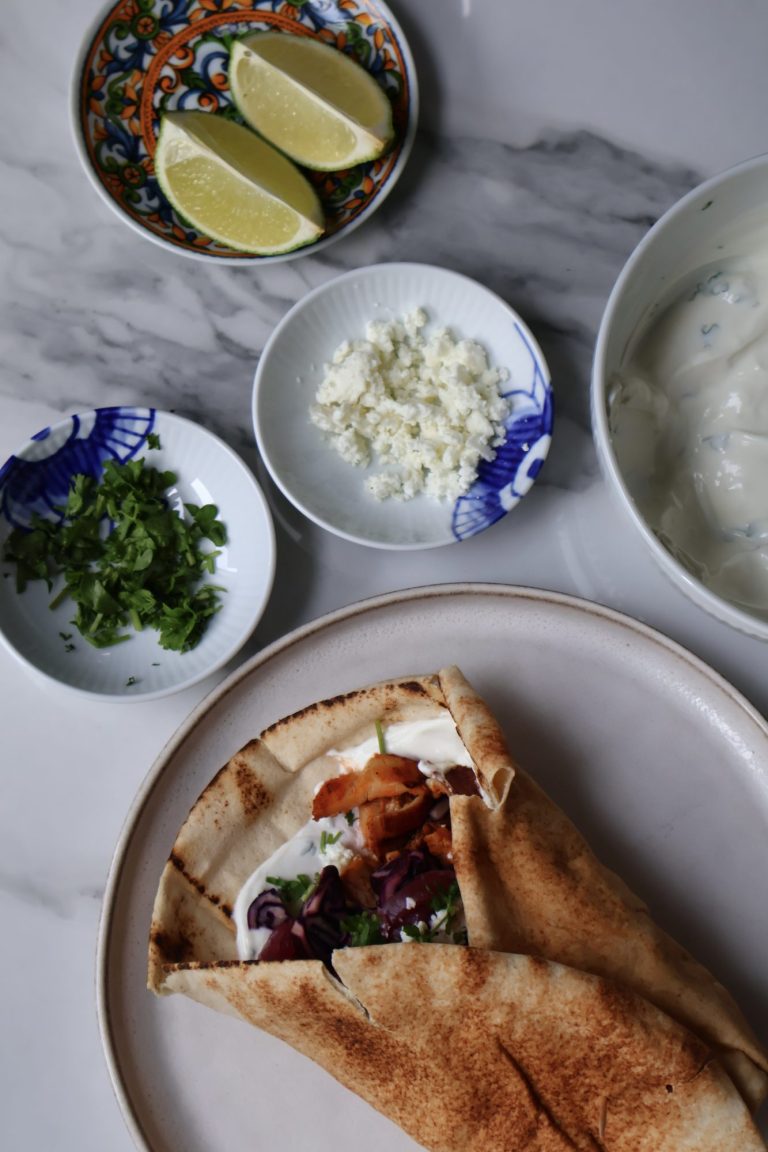 Flatbrauð með tandoori-kjúklingi og jógúrtsósu